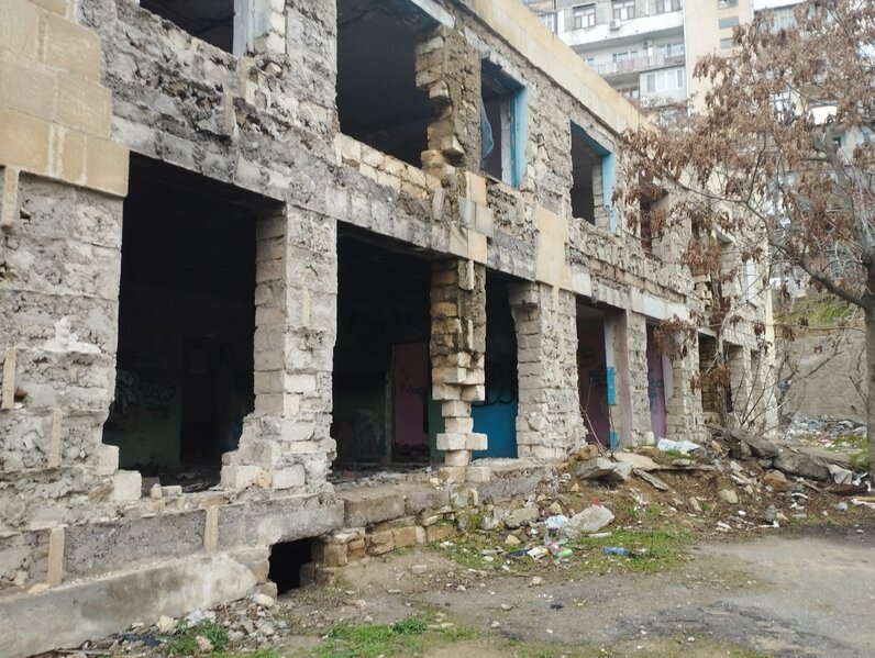Bakıda uşaq bağçası xarabalığa çevrilib: Dövlət qurumları nə deyir? - FOTOLAR