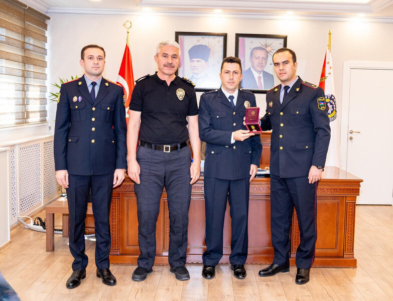 Nazir bayrağımıza ehtiram göstərən türk polisi TƏLTİF ETDİ