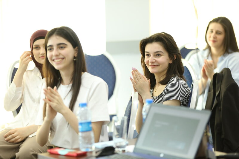 Gənc qızlar üçün AI düşərgəsi: Gəncə və Mingəçevirdə texnologiyaya yeni addım