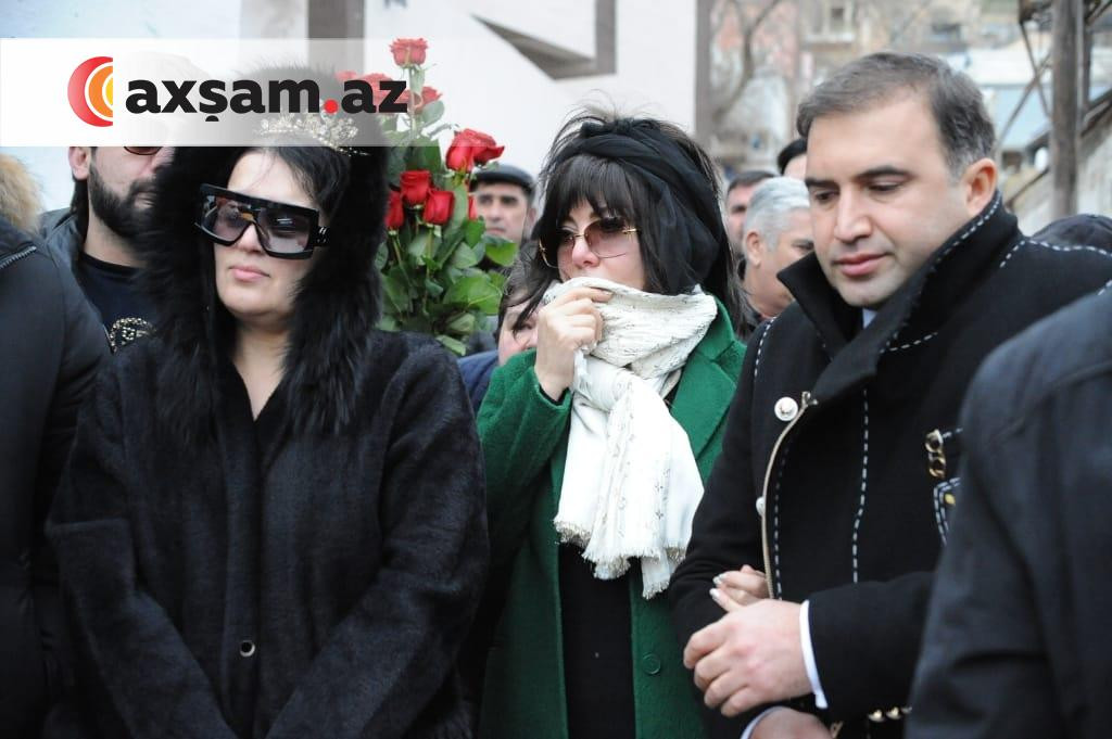 Yasa gələn taclı Elza-FOTOLAR