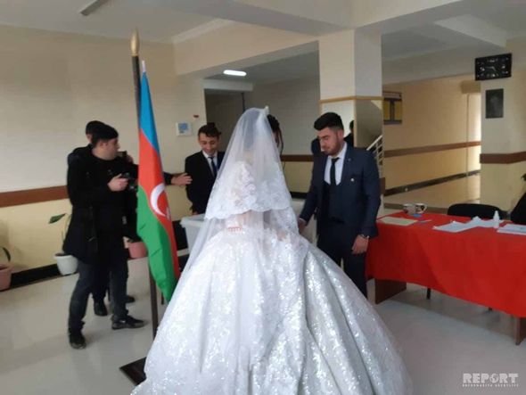 Azərbaycanda bəy və gəlin səs verdi - FOTO