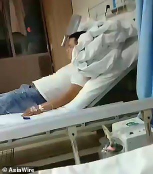 Başında qiyməkeşlə xəstəxanaya gəldi, hər kəsi şoka saldı - FOTO/VİDEO