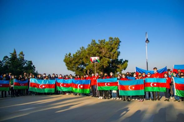 Könüllülər Bayraq Günü münasibətilə Ulu Öndərin məzarını və Şəhidlər Xiyabanını ziyarət ediblər - FOTO