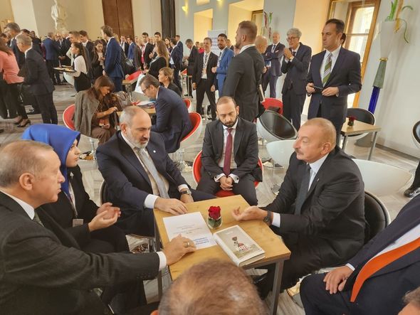 Azərbaycan, Türkiyə və Ermənistan liderlərinin qeyri-rəsmi görüşündən görüntülər - VİDEO