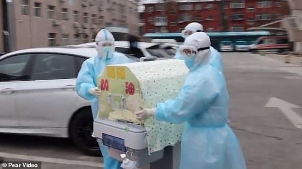 Karantindən sonra ananın yeni doğulan körpə ilə qovuşma anı - FOTO/VİDEO
