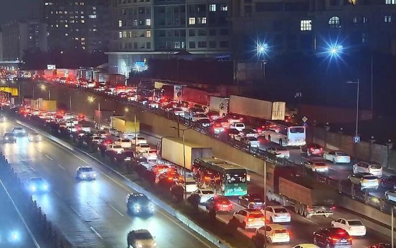 Yük asfalta dağıldı, tıxac yarandı - FOTO