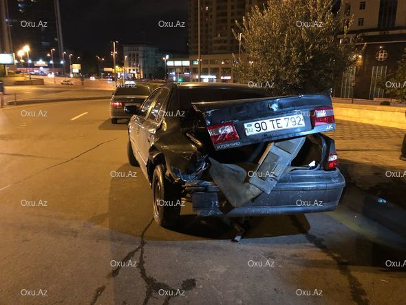 Yüksək sürətlə gələn avtomobil "Statistika" dairəsində qəza törətdi – FOTO/VİDEO
