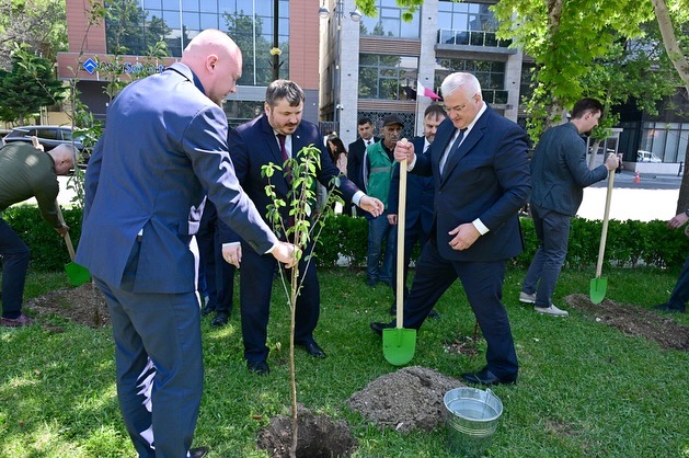 Ukraynanın xarici işlər naziri Zəfər parkını və Şəhidlər xiyabanını ziyarət edib - FOTOLAR