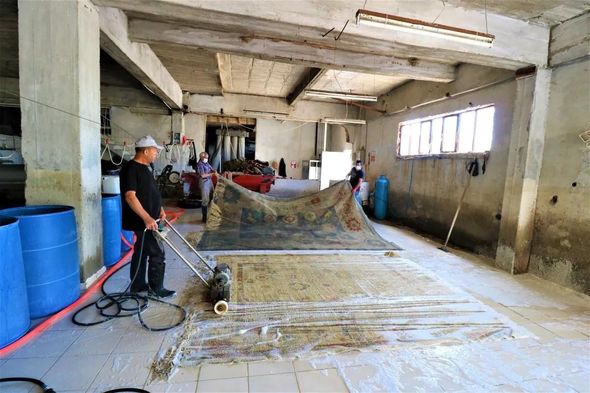 İxrac məqsədilə hazırlanan xalçalar nə üçün yolun ortasına sərilir? - FOTO