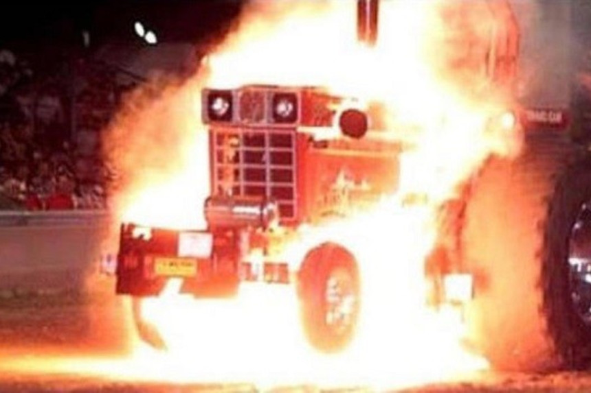 Saatlıda traktor yanıb