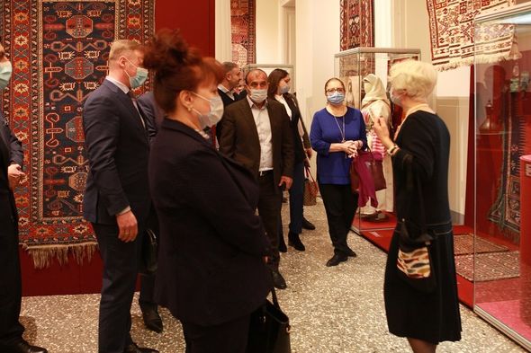 Rusiyada Azərbaycan xalçaçılıq və dekorativ-tətbiqi sənətinin şedevrləri sərgilənir - FOTO