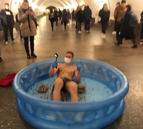Moskva metrosunda gənc böcəklərlə dolu hovuzda "çimdi" - FOTO