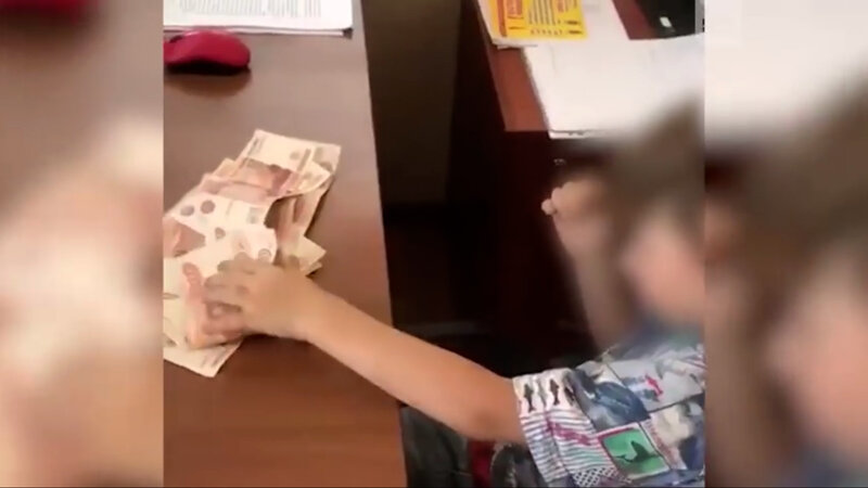 Rusiyada altı yaşlı uşaq külli miqdarda pul oğurladı - VİDEO