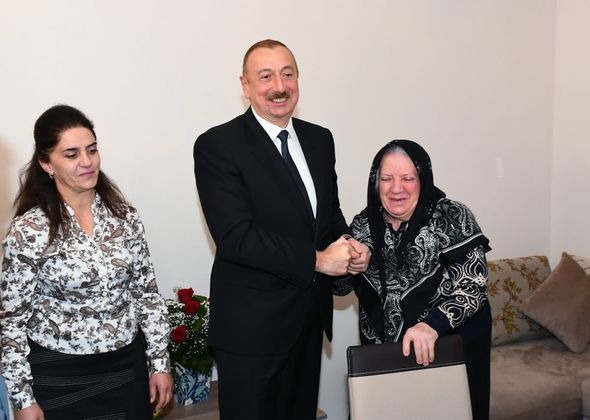 Ölkə başçısı Şamaxıda zəlzələdən zərər görmüş ailələr üçün yeni tikilmiş bina ilə tanış olub - FOTO