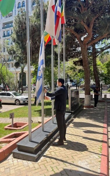 İsrailin Bakıdakı səfirliyində bayraq yarıya endirildi - FOTO