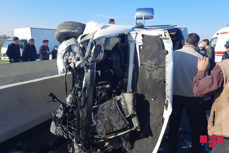 Mikroavtobus beton lövhəyə çırpıldı - 10 nəfər xəsarət aldı - FOTO