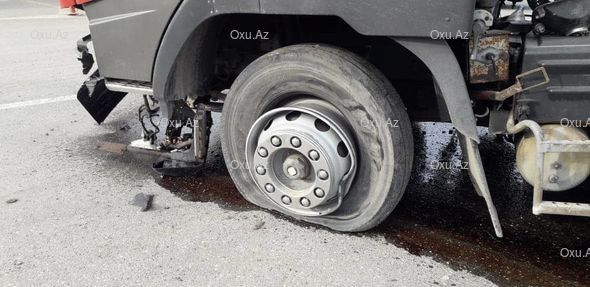 Qubada dairəni dönə bilməyən TIR qəza törətdi: Yaralı var - FOTO 