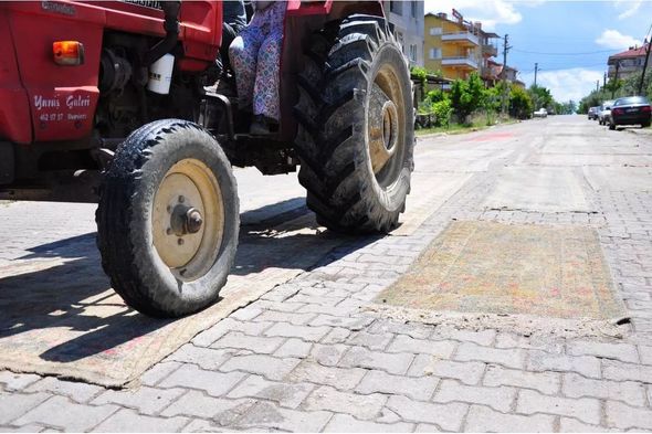 İxrac məqsədilə hazırlanan xalçalar nə üçün yolun ortasına sərilir? - FOTO