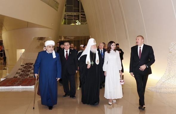 Dünya dini liderlərinin II Bakı Sammitinin iştirakçılarının şərəfinə ziyafət verilib - FOTO