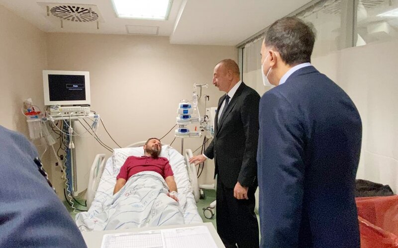 İlham Əliyev avtomobil qəzası keçirən Binəli Yıldırım və Şamil Ayrıma xəstəxanada baş çəkdi - FOTOLAR