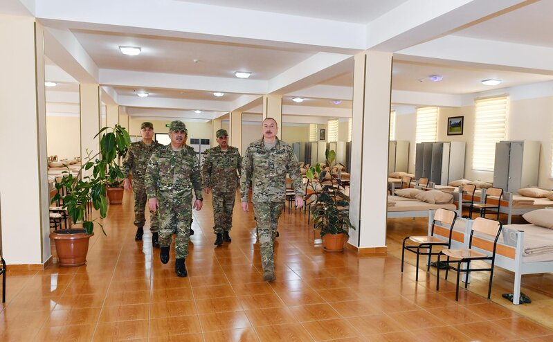 İlham Əliyev MN-in komando hərbi hissələrinin birində yaradılan şəraitlə tanış oldu - FOTOLAR