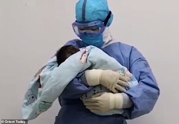 COVID-19-a yoluxan Çinin ən kiçik pasiyenti sağaldı - FOTO/VİDEO