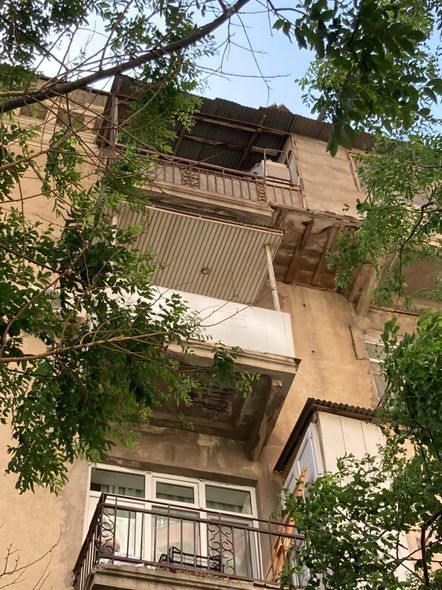 Bakıda binadan qopan beton parçaları təhlükə yaratdı - FOTO