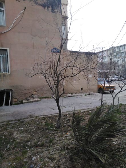 Güclü külək Sumqayıtda binanın bir neçə ay əvvəl təmir olunmuş damını uçurub – FOTO 
