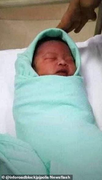 Küçənin ortasında kürəyinə paslı bıçaq saplanmış körpə tapıldı - FOTO