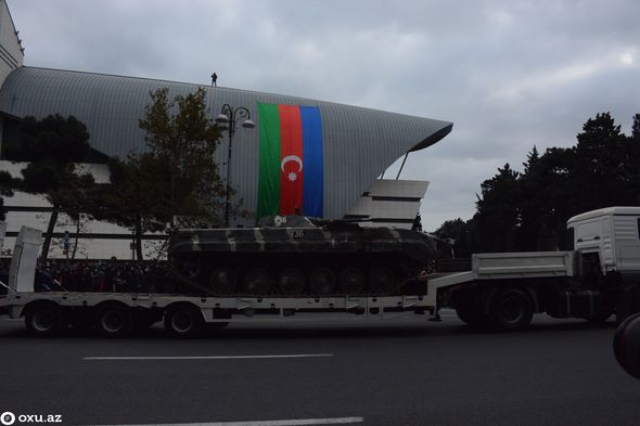 Məğlub Ermənistan ordusunun texnikaları Azadlıq meydanında - FOTOREPORTAJ