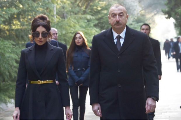 İlham Əliyev və Mehriban Əliyeva Heydər Əliyevin məzarını ziyarət ediblər