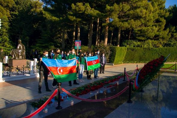 Könüllülər Bayraq Günü münasibətilə Ulu Öndərin məzarını və Şəhidlər Xiyabanını ziyarət ediblər - FOTO