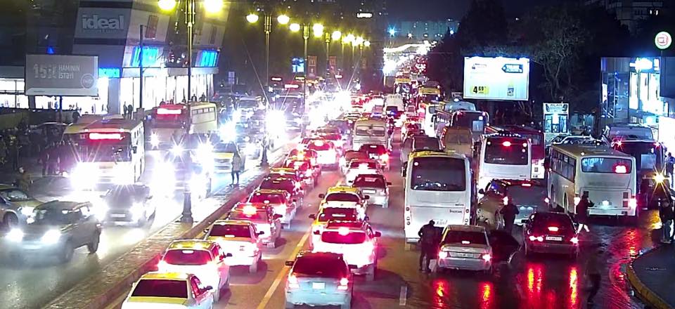 Bakıda bəzi ərazilərdə tıxac yaranıb: Avtobuslar gecikir - SİYAHI