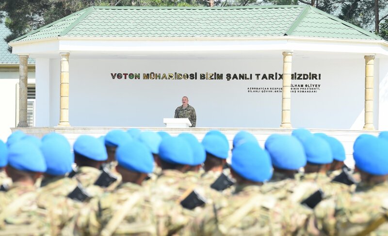 İlham Əliyev MN-in komando hərbi hissələrinin birində yaradılan şəraitlə tanış oldu - FOTOLAR