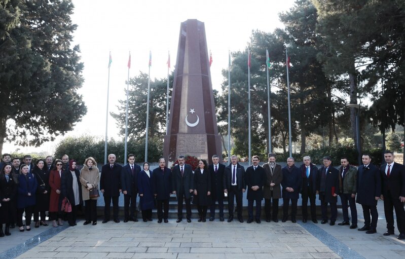 Türkiyəli nazir Şəhidlər xiyabanında - FOTOLAR