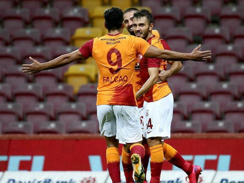"Qalatasaray" ilk oyunda qələbə qazandı