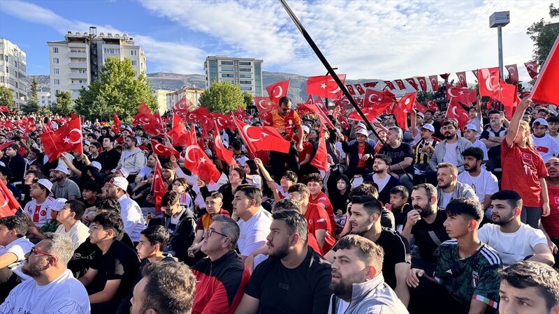Səhərki matçı belə izlədilər - Fotolar