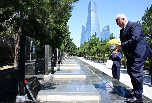 Ukraynanın xarici işlər naziri Zəfər parkını və Şəhidlər xiyabanını ziyarət edib - FOTOLAR