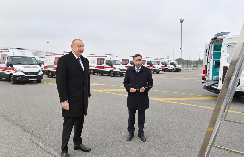 Prezident yeni alınmış müasir təcili tibbi yardım avtomobilləri ilə tanış olub - FOTO