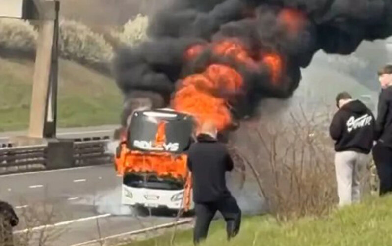 Azarkeşləri daşıyan avtobus yolda yanıb kül oldu - FOTOLAR