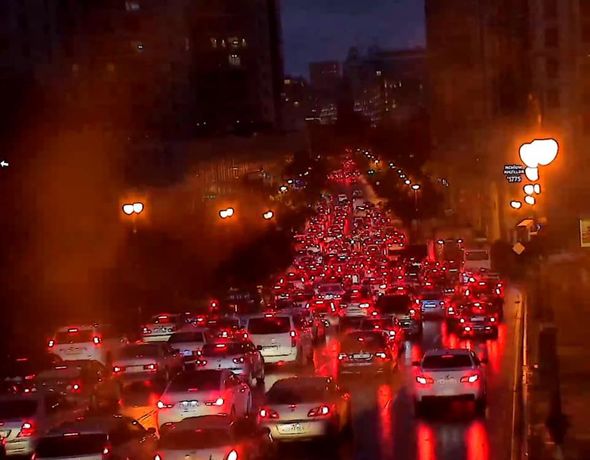 Yağış Bakının bəzi küçə və prospektlərində sıxlıq yaradıb, avtobuslar gecikir