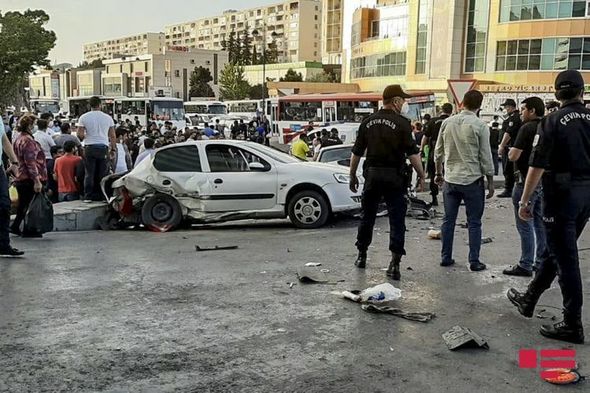 Məşhur Ticarət Mərkəzinin qarşısında ağır qəza: Yaralılar var - FOTO