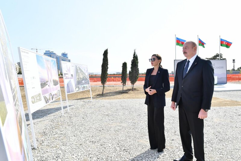 İlham Əliyev və Mehriban Əliyeva Bakıda inşası davam etdirilən Zəfər parkında olublar - FOTOLAR