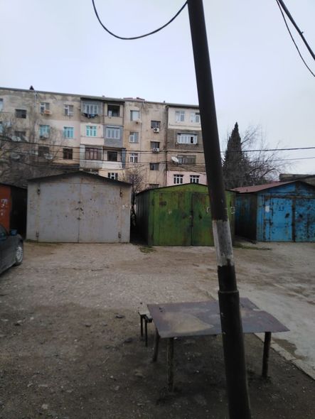 Güclü külək Sumqayıtda binanın bir neçə ay əvvəl təmir olunmuş damını uçurub – FOTO 