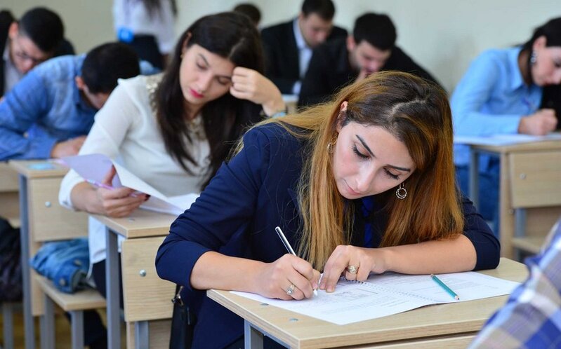 Dövlət qulluğunda fəaliyyətin davam etdirilməsi üzrə test imtahanı keçirildi