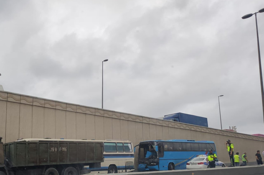 Bakıda iki sərnişin avtobusu toqquşub, xəsarət alan var