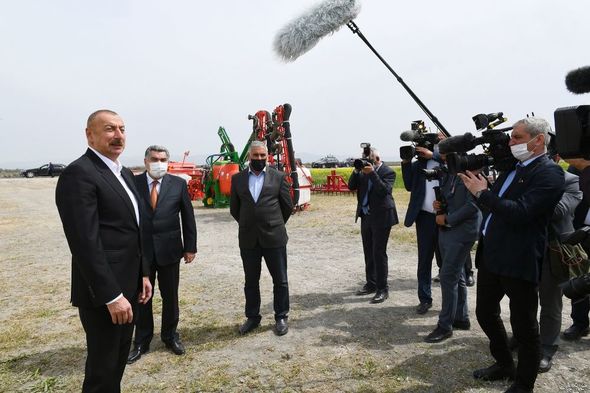 İlham Əliyev pambıq tarlasında səpin prosesini izlədi - YENİLƏNİB+FOTO/VİDEO