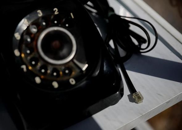 Ölən əzizləri ilə "danışmaq" üçün telefon köşkü tikdilər - FOTO