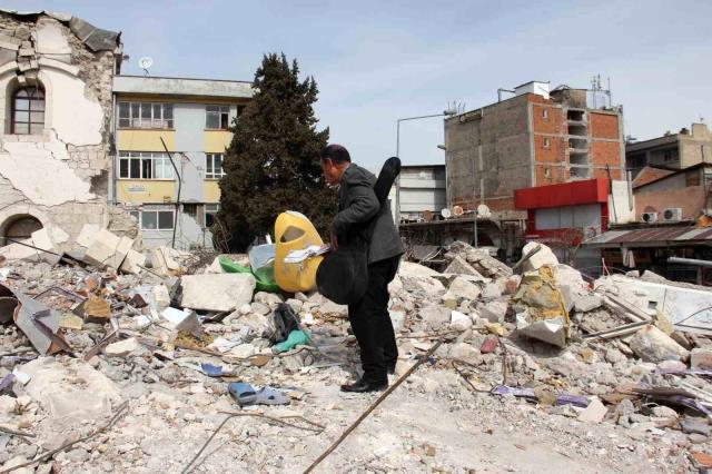 Məşhur bəstəkar dağıntılar altında əsərlərini axtarır – FOTO