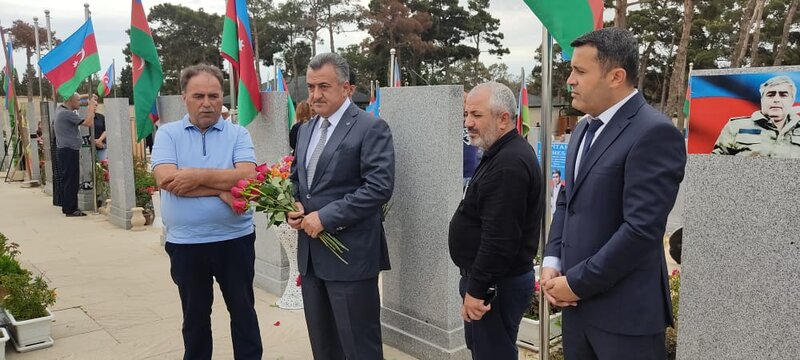 Abdin Fərzəliyev şəhidlərin məzarını ziyarət etdi